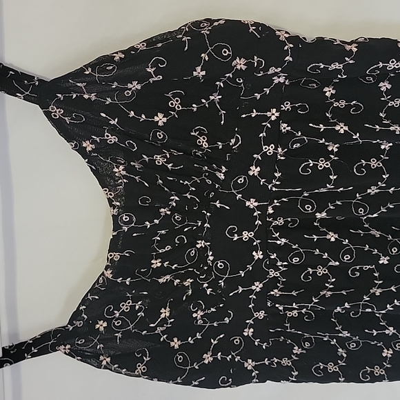 Black Sleeveless Top - Picture 2 of 4